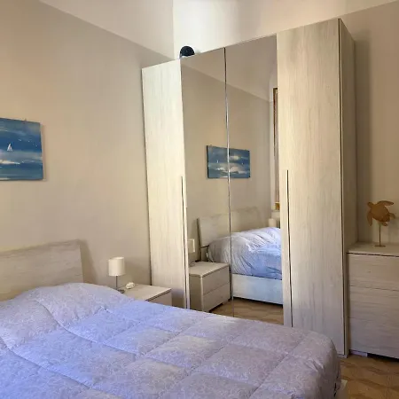 아파트 Host4u - Ada's, Parasio Old City, 5 Min To Beaches *